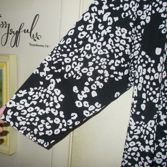 Jennifer Lopez Patterned Blouse Size 3X - Picture 4 of 8